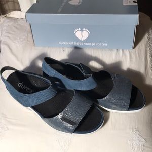 Durea navy quarter strap sandel 71/2 equals 101/2